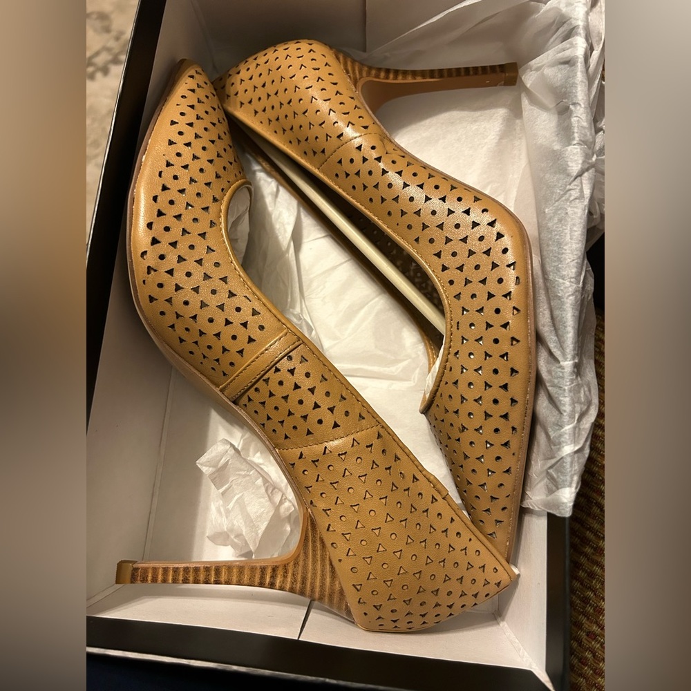 G.I.L.I Leather Pointed Toe Heels